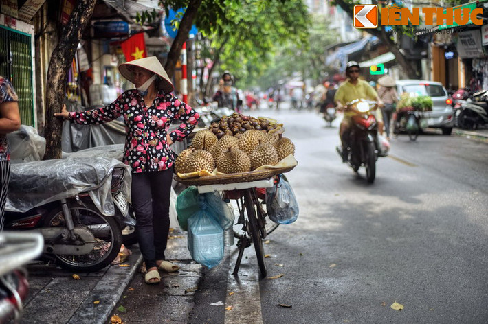Theo các sử liệu cũ, ở phố Hàng Bồ xưa còn có nhiều dinh cơ của các quan lại, đến mức đương thời đã gọi phố này là “Ô Y hạng” tức “Ngõ áo đen”.