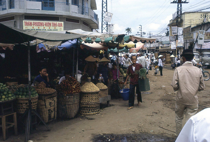 Ngã năm đầu chợ Thủ Đức, gần rạp Đại Lợi, Trần Phương Viên Trà Gia.