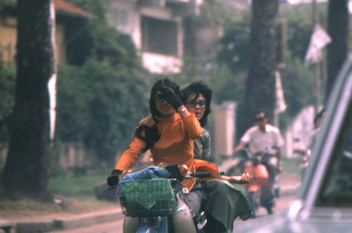 Hai người đẹp trên xe Honda.