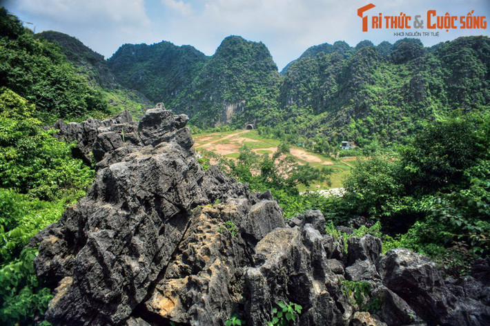 Ngược dòng thời gian, Ninh Bình là nơi có con người cư trú từ cách đây 3 vạn năm. Vào thời Văn Lang – Âu Lạc, Ninh Bình cùng với Thanh Hóa thuộc bộ Quân Ninh. Vào thời Bắc thuộc, theo từng giai đoạn mà nơi này thuộc quận Giao Chỉ, Giao Châu và châu Trường Yên. Ảnh: Cảnh quan núi đá ở Hoa Lư, Ninh Bình.