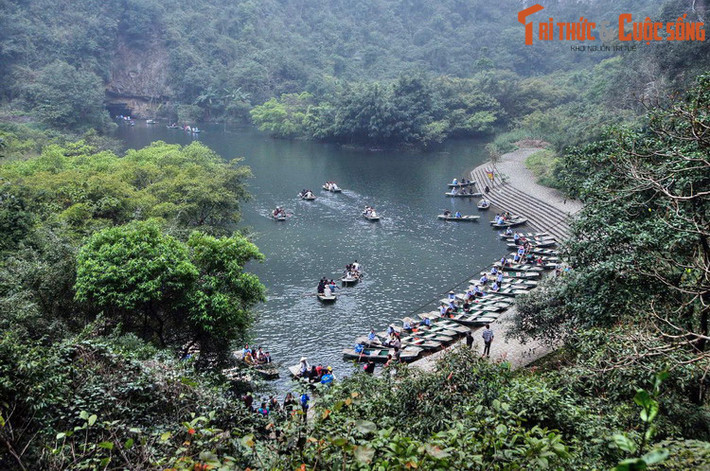Trong tên gọi Ninh Bình, từ “Ninh” có nghĩa là an toàn, vững chãi, “Bình” có nghĩa là bình yên. Như vậy, “Ninh Bình” nghĩa là vùng đất vững chãi, bình yên, mang hàm ý sâu xa về truyền thống lịch sử hào hùng của vùng đất từng là kinh đô đầu tiên của nước Việt tự chủ. Ảnh: Thắng cảnh Tràng An, Ninh Bình.