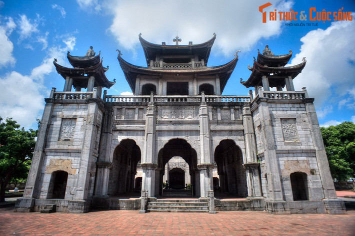 Các điểm đến nổi bật ở Ninh Bình ngày nay là nhà thờ đá Phát Diệm, VQG Cúc Phương, Cố đô Hoa Lư, khu du lịch Tràng An - Bái Đính, Tam Cốc – Bích Động, khu BTTN Vân Long... Đặc sản nổi tiếng ở địa phương này là cơm cháy và các món từ dê núi. Ảnh: Nhà thờ đá Phát Diệm, Ninh Bình.