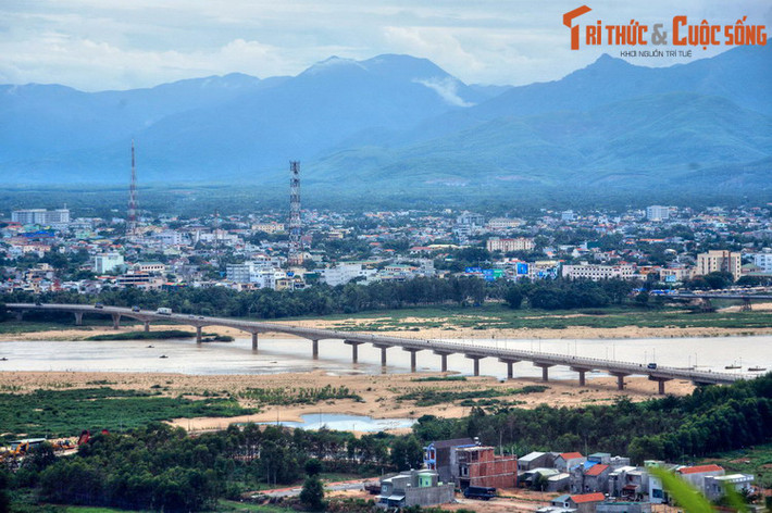 Nằm ở khu vực Nam Trung Bộ, tỉnh Quảng Ngãi là một địa phương giàu truyền thống lịch sử và cũng là một vùng đất có nhiều thắng cảnh. Tên gọi địa danh Quảng Ngãi hàm chứa một ý nghĩa sâu xa mà không phải ai cũng biết. Ảnh: Thành phố Quảng Ngãi nhìn từ núi Thiên Ấn.