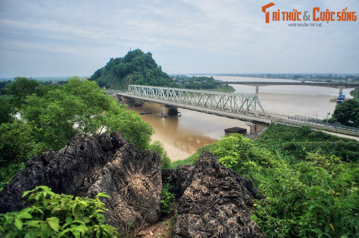 Nằm ở khu vực Bắc Trung Bộ, tỉnh Thanh Hóa nổi tiếng là một vùng đất địa linh nhân kiệt, quê hương của nhiều vua chúa, anh hùng và danh nhân văn hóa trong suốt bề dày lịch sử Việt Nam. Tên gọi địa danh Thanh Hóa đã ra đời từ gần 1.000 năm trước. Ảnh: Cầu Hàm Rồng ở TP Thanh Hóa.