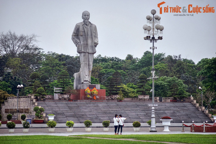 Khi đất nước độc lập năm 1945, Vinh trở thành thị xã tỉnh lị của tỉnh Nghệ An. Đến ngày 28/12/1961, Bộ Chính trị có Nghị quyết số 32 về việc thành lập thành phố Vinh. Ảnh: Quảng trường Hồ Chí Minh ở thành phố Vinh.