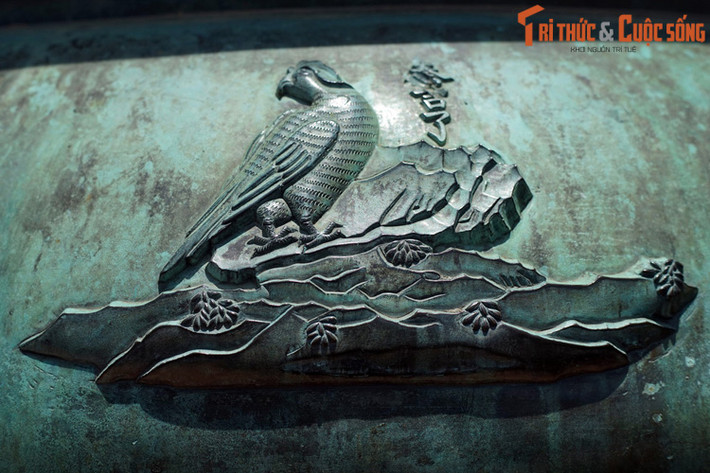 Tuyên đỉnh, chiếc đỉnh thứ 7 trong Cửu đỉnh khắc hình tượng “Tần cát liễu”, nghĩa là chim yểng. Đây là loài chim thuộc họ Sáo sống ở vùng đồi núi, thường được nuôi như một loài chim cảnh. Chúng nổi tiếng với khả năng nhại tiếng người.