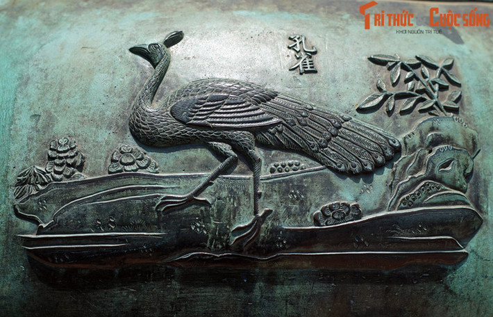 Nhân đỉnh, chiếc đỉnh thứ hai trong bộ Cửu Đỉnh khắc hình tượng “Khổng tước”, nghĩa là chim công. Đây là loài chim có bộ lông rực rỡ cùng chiếc đuôi dài có thể xòe ra như chiếc quạt. Vẻ đẹp lộng lẫy khiến công được mệnh danh là nữ hoàng của các loài chim.