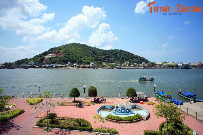 Nằm ở phía tây bắc tỉnh Kiên Giang, thành phố Hà Tiên được nhiều người biết đến với các cảnh đẹp cùng những nét văn hóa độc đáo. Xung quanh tên gọi Hà Tiên có nhiều cách lý giải khác nhau, phản ánh lịch sử hình thành vùng đất này. Ảnh: một góc thành phố Hà Tiên.
