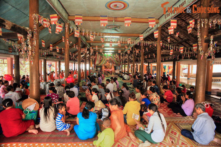 Ngoài chính điện, trong khuôn viên chùa Kh’Leang còn có các kiến trúc phụ khác như Sa-la (nhà hội họp), nhà ở của chư tăng, nhà khách... Với những giá trị to lớn về lịch sử và kiến trúc, chùa đã được công nhận là Di tích lịch sử – văn hóa cấp quốc gia của Việt Nam.