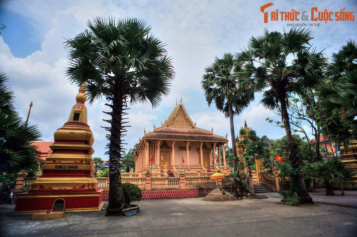 1. Nằm ở số 53 Tôn Đức Thắng, TP Sóc Trăng, tỉnh Sóc Trăng, chùa Kh’Leang là một trong những chùa Khmer có lịch sử lâu đời và kiến trúc đẹp nhất Nam Bộ. Chùa được xây dựng từ năm 1533, lúc đầu chỉ là một ngôi chùa lợp lá. Kiến trúc hiện nay có từ đợt trùng tu cuối thập niên 1910.