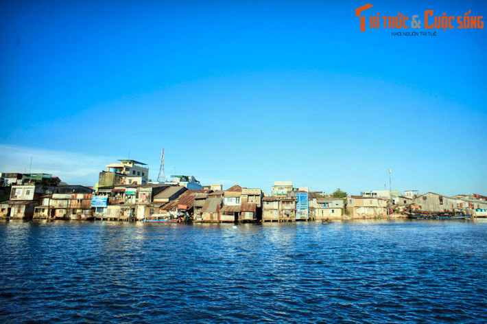 Là thủ phủ của tỉnh Tiền Giang, thành phố Mỹ Tho là một đô thị sôi động đồng thời cũng là một địa danh du lịch nổi tiếng vùng đồng bằng sông Cửu Long. Tên gọi Mỹ Tho có một nguồn gốc lịch sử khá thú vị. Ảnh: Khung cảnh sông nước ở thành phố Mỹ Tho.