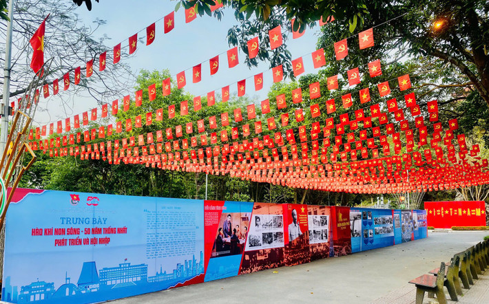 Nhiều tuyến đường trong khuôn viên Khu di tích Ngã ba Đồng Lộc được trang trí hàng nghìn lá cờ Tổ quốc, cờ Đảng để chào mừng kỷ niệm 50 năm Ngày giải phóng miền Nam, thống nhất đất nước.