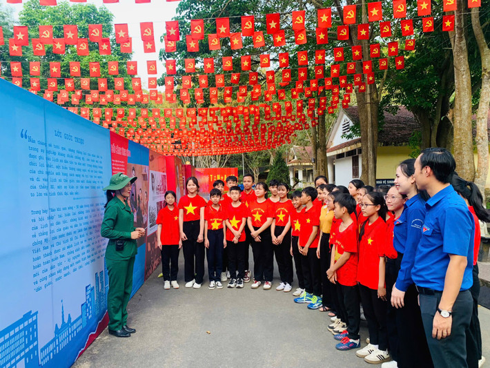 Trong những đoàn người trở về địa chỉ đỏ, ngoài những cựu chiến binh khoác lên mình màu xanh áo lính, còn có những đoàn học sinh mang trên mình chiếc áo cờ đỏ sao vàng.