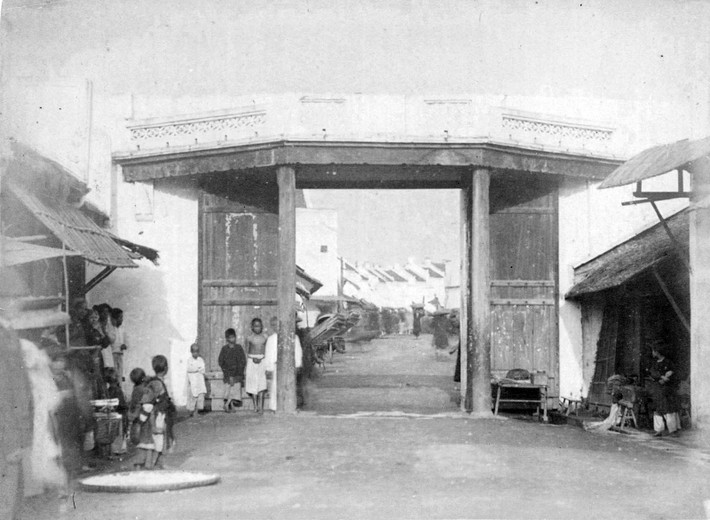 Cổng phố Hàng Ngang.