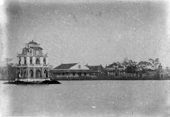 Tháp Rùa ở hồ Hoàn Kiếm năm 1885. Phía xa bên phải là tháp Hòa Phong và chùa Báo Ân, lúc này chưa bị phá bỏ.