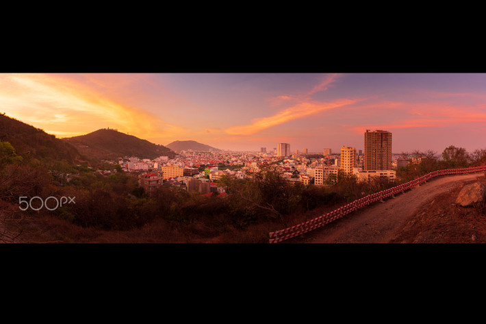 Hoàng hôn nhuộm màu thành phố Vũng Tàu, nhìn từ con đường núi. Ảnh: William Thompson / 500px.com.