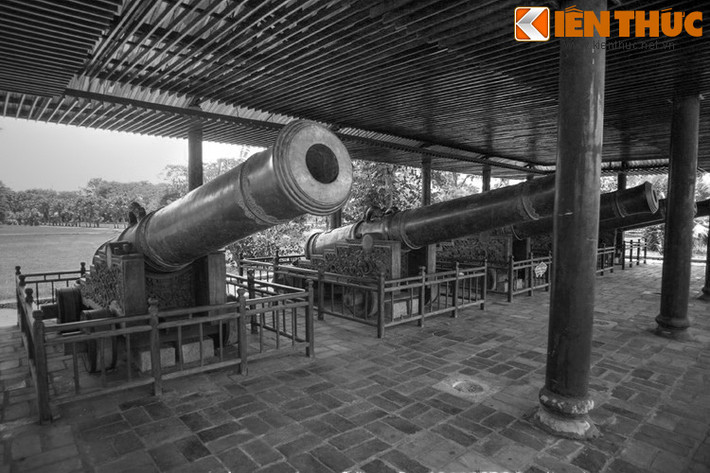 Cửu Vị Thần Công là những hiện vật lịch sử bề thể và tinh xảo bậc nhất của nhà Nguyễn còn được lưu giữ ở Huế ngày nay. Xung quanh 9 khẩu súng thần công khổng lồ này có nhiều chuyện kỳ bí được lưu truyền ở đất Cố đô.