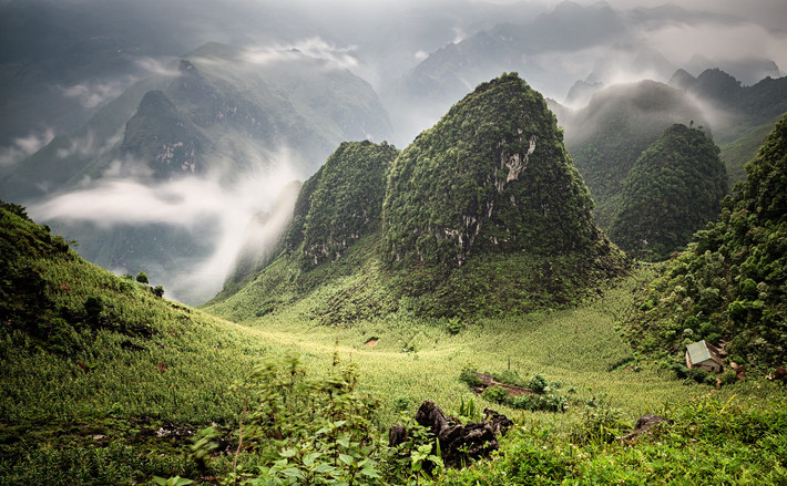 Cảnh tượng siêu thực nhìn từ đèo Mã Pí Lèng. Ảnh: Sylvain Marcelle / 500px.com.