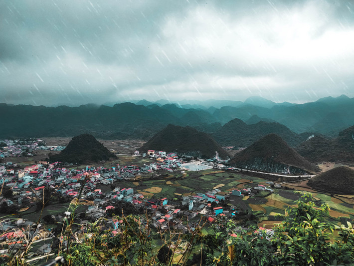 Thị trấn Quản Bạ nhìn từ một điểm dừng chân. Ảnh: Omer Maoz / 500px.com.
