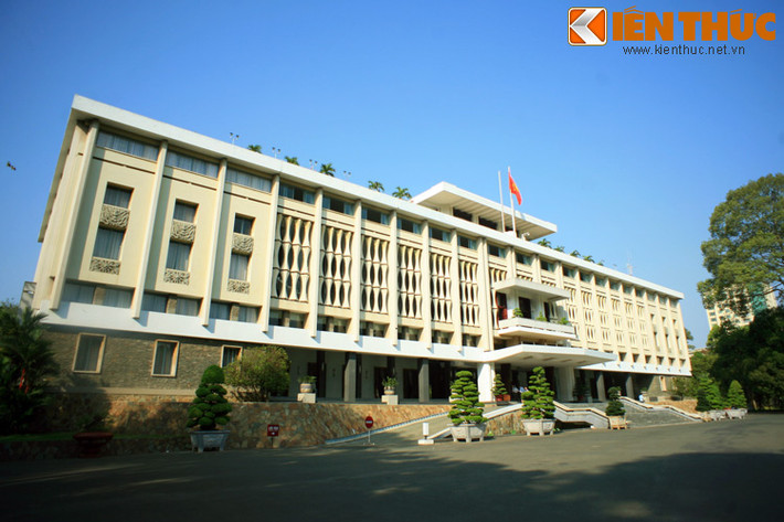 Những thập niên cuối của cuộc đời, Phạm Xuân Ẩn sống tại Sài Gòn – TP HCM, nơi gắn với nghề báo và những chiến công huyền thoại của ông. Ông từ trần ngày 20/9/2006 tại Quân y viện 175, hưởng thọ 80 tuổi. Ảnh: Dinh Độc Lập - Hội trường Thống nhất ở TP HCM.