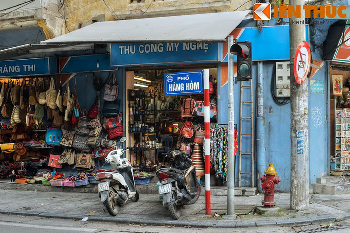 Ngoài ra, trên phố cũng có một số cửa hàng bán đồ tiêu dùng, mỹ nghệ, quán ăn... phục vụ cho nhu cầu của người dân và khách du lịch.
