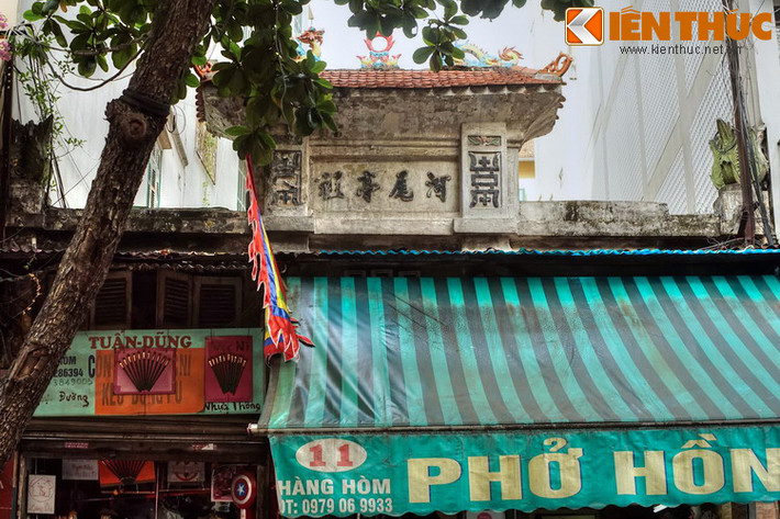 Số 11 Hàng Hòm là một quán phở, đồng thời cùng là đình Hà Vĩ, ngôi đình thờ ông tổ nghề sơn. Đó là ông Trần Lư, người làng Bình Vọng. Ông là người dạy nghề sơn cho dân làng Bình Vọng, từ đó nghề sơn đến với làng Hà Vĩ, rồi được người Hà Vĩ mang tới phố Hàng Hòm...