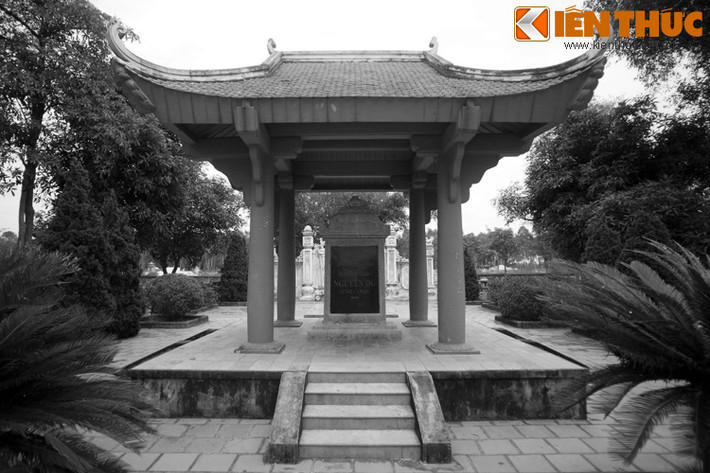 Nguyễn Du (1766-1820) là đại thi hào của nước Việt, người đã để lại cho hậu thế tác phẩm Truyện Kiều bất hủ. Nơi an nghỉ của ông nằm ở làng Tiên Điền, xã Tiên Điền, huyện Nghi Xuân, tỉnh Hà Tĩnh. Theo các sử gia, Nguyễn Du là một nạn nhân của dịch bệnh ở Việt Nam xưa. Ảnh: Nhà bia ở khu lăng mộ Nguyễn Du.