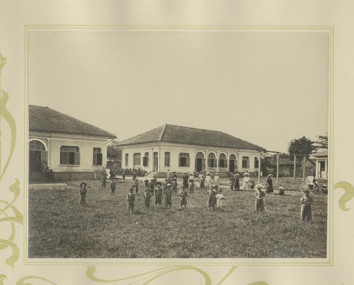 Tại trại trẻ mồ côi thuộc hiệp hội bảo vệ trẻ em ở Chợ Lớn, tháng 12/1906.