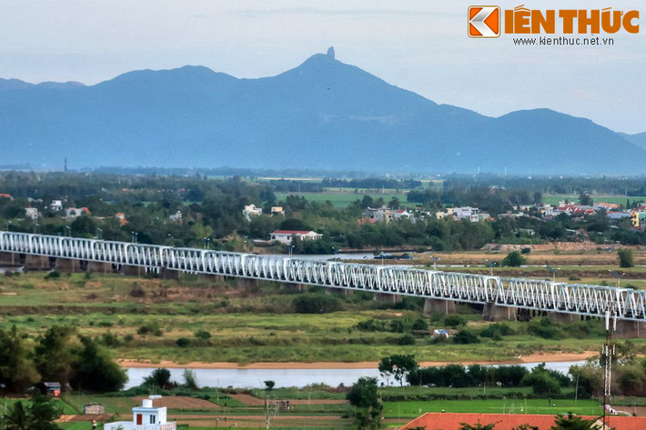 Bắc qua sông Ba (sông Đà Rằng), thuộc thành phố Tuy Hòa, cầu đường sắt Đà Rằng được coi là một biểu tượng của mảnh đất Phú Yên.