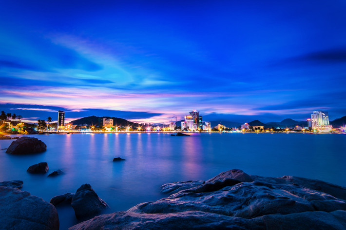 Cảnh sắc hoàng hôn huyền ảo nhìn từ một bãi đá. Ảnh: Alex Mayer / 500px.com.