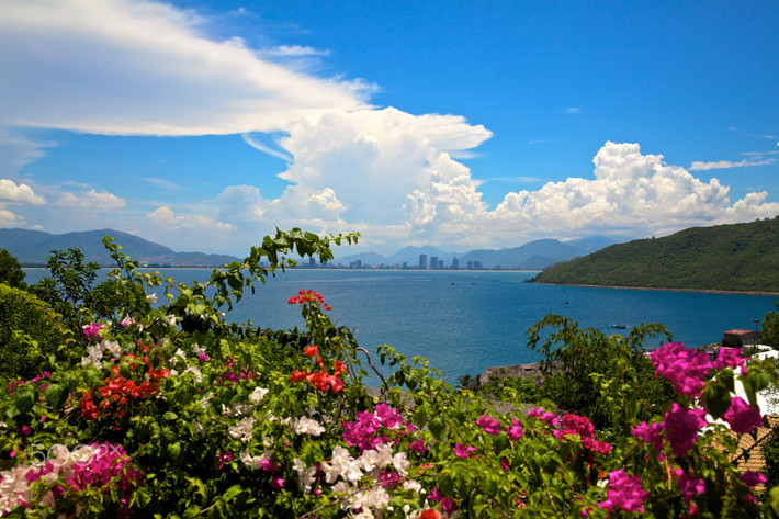 Khung cảnh đẹp mê mẩn nhìn từ khu nghỉ dưỡng trên đảo Hòn Tre. Ảnh: Ekaterina Traktina / 500px.com.