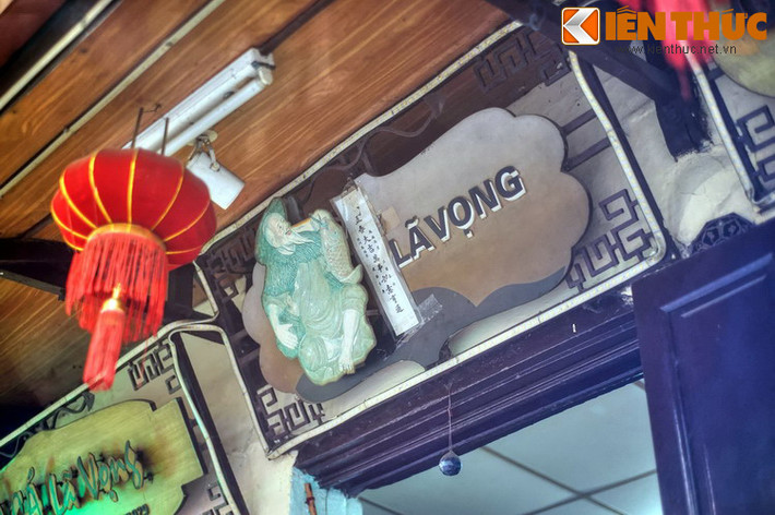 Sau đó, gia đình này mở cửa hiệu bán món ăn ấy, thường được gọi là hiệu Chả Cá Lã Vọng vì ở ngoài cửa hàng có bày tượng ông Lã Vọng cầm cần câu và một xâu cá.