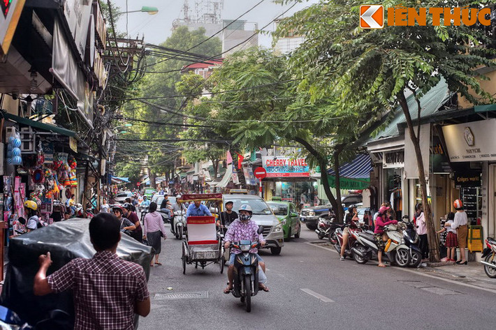 Thời Pháp thuộc, người Pháp gọi là rue de la Laque, nghĩa là phố Hàng Sơn. Năm 1945 phố trở về tên gọi phố Chả Cá và giữ nguyên tên phố này cho đến nay.