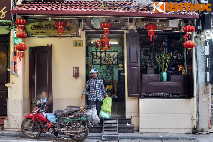 Có thể nói, trong 36 phố phường Hà Nội, tên gọi phố Chả Cá có nguồn gốc rất đặc biệt. Nếu các phố khác từng là phố nghề với nhiều nhà làm nghề, thì phố Chả Cá chỉ có một gia đình làm chả cá mà thành tên.