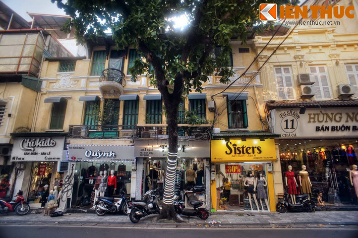 Đầu thế kỷ 19, phố này là nơi bán các loại sơn sống (sơn giọi, sơn thịt, sơn hòm…) vì vậy mà có tên là phố Hàng Sơn.