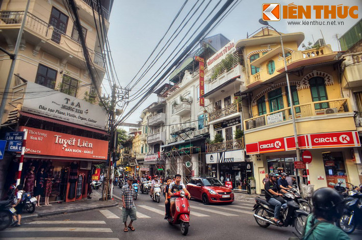 Phố Chả Cá là con phố dài khoảng 180 m, kéo dài từ phố Hàng Mã đến phố Lãn Ông ở trung tâm khu phố cổ Hà Nội. Đây nguyên là đất thôn Đồng Thuận, tổng Hậu Túc (sau đổi là tổng Đồng Xuân), huyện Thọ Xương cũ.