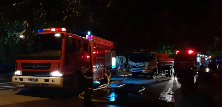 Nhận được tin báo, lực lượng PCCC điều 6 xe cứu hỏa có mặt ở hiện trường để dập lửa.