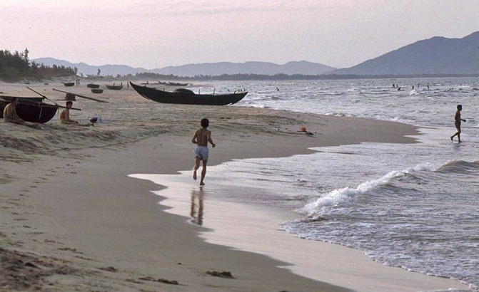 Bãi biển Mỹ Khê năm 1991 còn khá hoang sơ, chủ yếu là dân địa phương đến tắm.