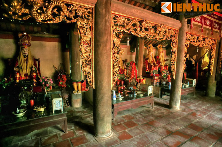 Không gian trong điện thờ toát lên nét cổ kính với những hàng cột gỗ nhuốm màu thời gian, các bộ cửa võng chạm rồng cầu kỳ. Mỗi gian lại có một bàn thờ với tượng các vị chúa Trịnh được bài trí tôn nghiêm.