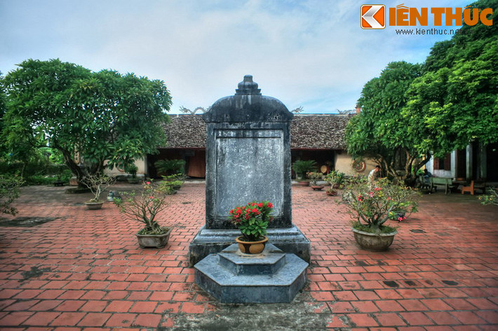 ...Và một tấm bia đá sau lối vào. Có giai thoại nói rằng tấm bia có từ thời các chúa Trịnh, nhưng vì gặp biến nên chưa kịp khắc chữ.
