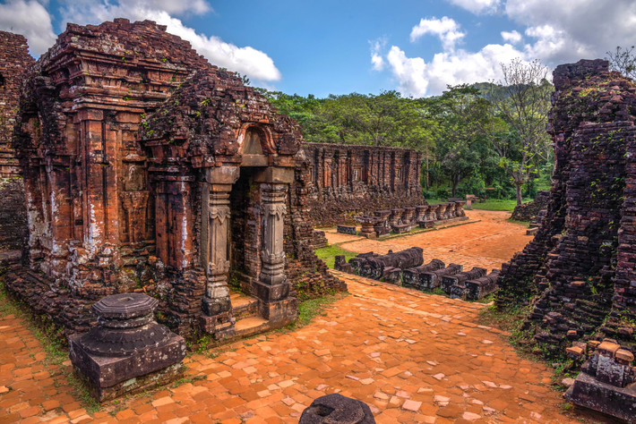 Sắc màu thời gian trên tháp cổ. Ảnh: Chris Taylor / 500px.com.