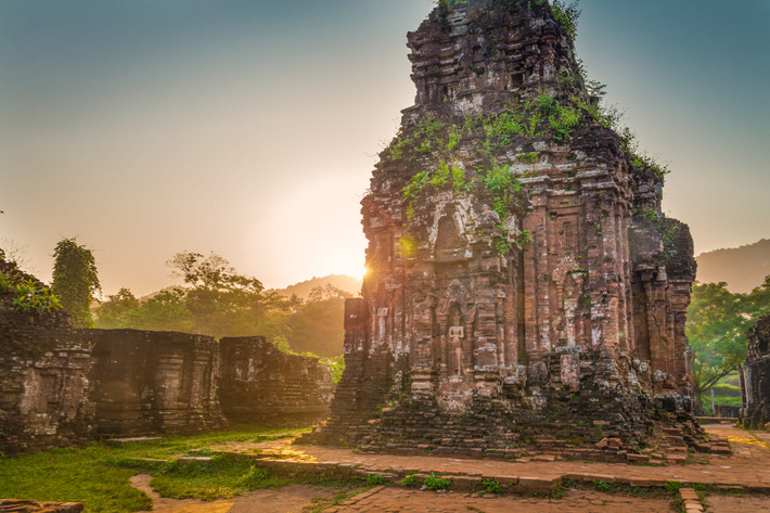 Hoàng hôn trên Di sản thế giới Mỹ Sơn. Ảnh: Peter / 500px.com.