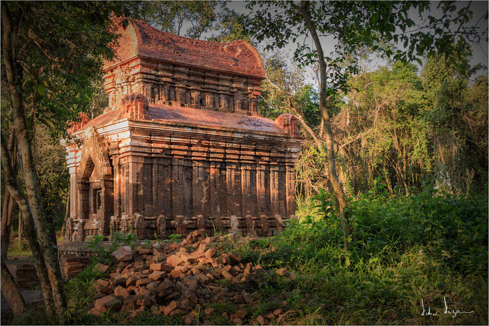 Một tòa tháp giữa rừng rậm. Ảnh: Didier De Zan / 500px.com.