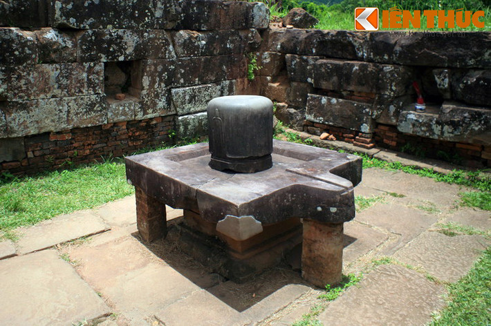 Trong văn hóa của người Chăm cổ có một nét tín ngưỡng rất đặc sắc, đó là tục thờ Linga và Yoni (cơ quan sinh sản của nam và nữ). Ảnh: Một bộ Linga - Yoni ở Thánh địa Mỹ Sơn.
