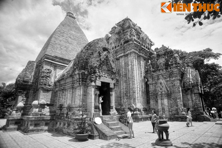 Tháp Bà Po Nagar là một trong những địa điểm du lịch nổi tiếng nhất thành phố biển Nha Trang. Phía sau tòa tháp Chăm cổ xưa này là một huyền thoại ly kỳ về Bà Po Nagar (Thiên Y A Na) và sự hình thành của tòa tháp.