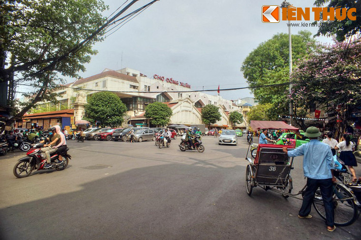 Nằm ở phía Bắc khu phố cổ Hà Nội, Chợ Đồng Xuân là khu chợ có lịch lâu đời và nổi tiếng bậc nhất của mảnh đất Hà thành.