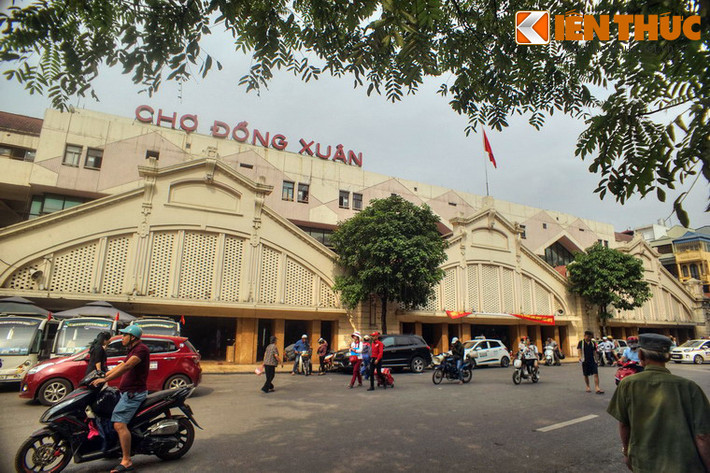 Tiền thân của chợ Đông Xuân là hai khu chợ họp ở cạnh chùa Cầu Đông (phố Hàng Đường) và cạnh đền Bạch Mã (phố Hàng Buồm). Năm 1889, người Pháp đã giải tỏa hai chợ này và dồn các hàng quán vào khu đất trống của phường Đồng Xuân, tạo thành chợ Đồng Xuân.