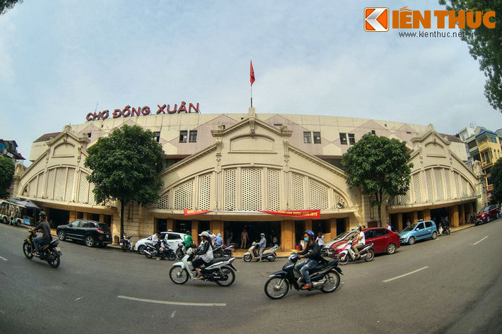 Trong năm đầu tiên chợ họp ngoài trời, hoặc có che mái lá. Năm 1890 chính quyền thuộc địa cho xây dựng chợ Đồng Xuân. Khu chợ có năm vòm cửa và năm nhà cầu dài 52 mét, cao 19 mét, mặt tiền theo kiến trúc Pháp.