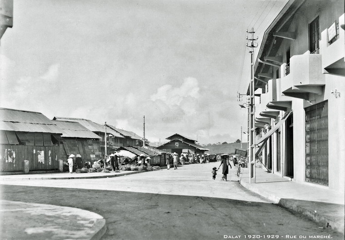 Quảng cảnh ở khu vực chợ Đà Lạt cũ, nay là rạp Hòa Bình, Đà Lạt thập niên 1920.