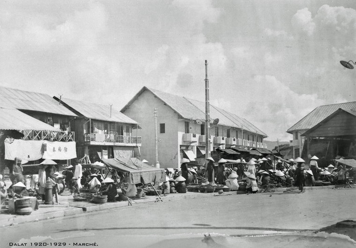 Cảnh họp chợ ở Đà Lạt.